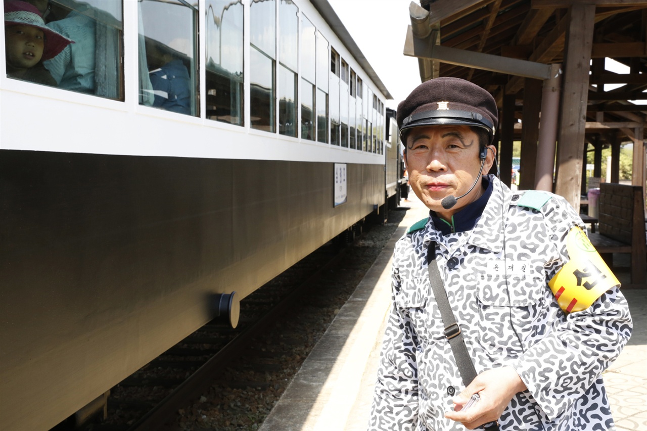 증기기관열차가 출발하기 전, 윤재길 씨가 아직 타지 못한 여행객이 있는지 열차의 밖을 확인하고 있다. 