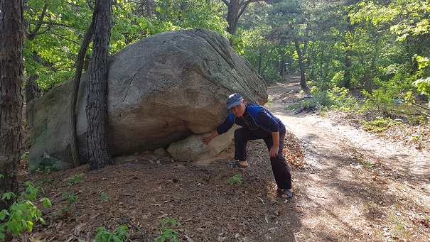 신암면 오산리에 사는 안학원 시인. 그는 용산에 있는 이 큰 바위가 남방형 고인돌로 추정 된다고 설명했다. 