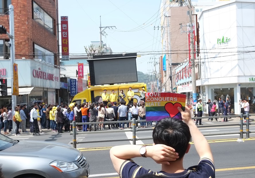 정의당 포항유세에서의 성소수자 지지 피켓 지난 4월 30일. 포항 죽도시장에서 있었던 정의당 심상정 후보의 유세 중 인상적인 장면 중 하나입니다. 대선후보의 선거유세에서, 그것도 보수의 심장이라는 대구경북의 한 가운데에서 가능한 풍경으로는 믿어지지 않지만, 이것이 2017년의 대한민국입니다. 