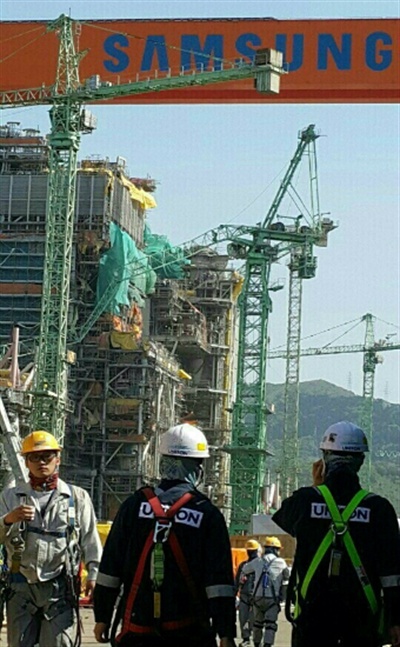 삼성중공업 거제조선소에서 1일 오후 타워크레인 붕괴사고가 발생했다.