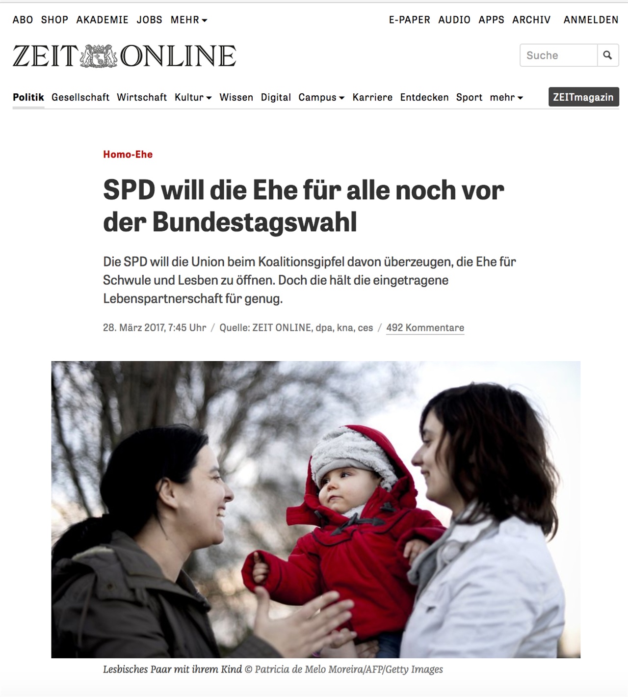 독일 사민당 총리 후보가 이번 9월 선거에서 동성결혼을 내세우고 있다는 기사. 기사 속에는 레즈비언 부부가 아기를 안고 있는 사진이 삽입되어있다.