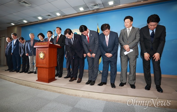 바른정당 14명, '홍준표 지지' 및 '자유한국당 입당' 발표 바른정당 의원 14명이 탈당과 함께 홍준표 자유한국당 후보 지지 및 자유한국당 입당을 밝혔다. 2일 오전 국회 정론관에서 13명 의원(권성동, 김재경, 김성태, 김학용, 박성중, 박순자, 여상규, 이군현, 이진복, 장제원, 홍문표, 홍일표, 황영철)이 기자회견을 통해 입장을 밝혔고, 이 자리에 참석하지 않은 정운천 의원은 3일 후 지역구인 전주에서 단독으로 발표할 예정이라고 밝혔다.