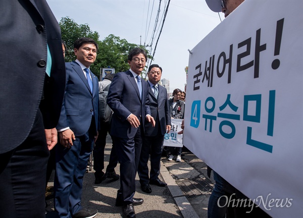 유승민 바른정당 후보가 2일 오전 서울 영등포경찰서 중앙지구대를 방문하는 가운데, 지지자들이 '굳세어라 유승민'이 적힌 피켓을 들고 사퇴 압력을 받고 있는 유 후보를 응원하고 있다.