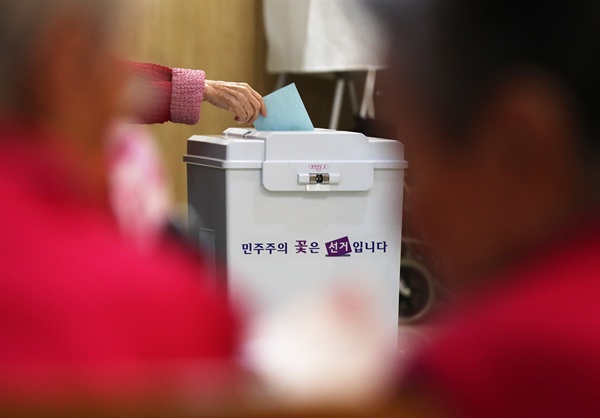 제19대 대통령 선거를 7일 앞둔 2일 오전 서울 중랑구 신내노인요양원에서 어르신들이 거소투표를 하고 있다. 거소투표는 투표소로 이동할 수 없는 선거인이 사전에 신청해 우편으로 투표할 수 있는 제도다. 2017.5.2