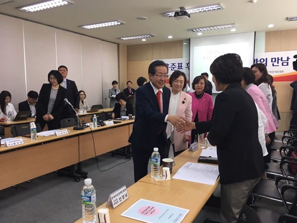 홍준표 자유한국당 대선후보가 2일 여성정책 간담회에 참석해 참가자들과 악수를 나누고 있다.