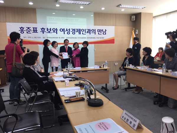 홍준표 자유한국당 대선후보가 2일 한국여성경제인협회로부터 <차기 정부 여성기업 정책 제언>을 전달받았다.