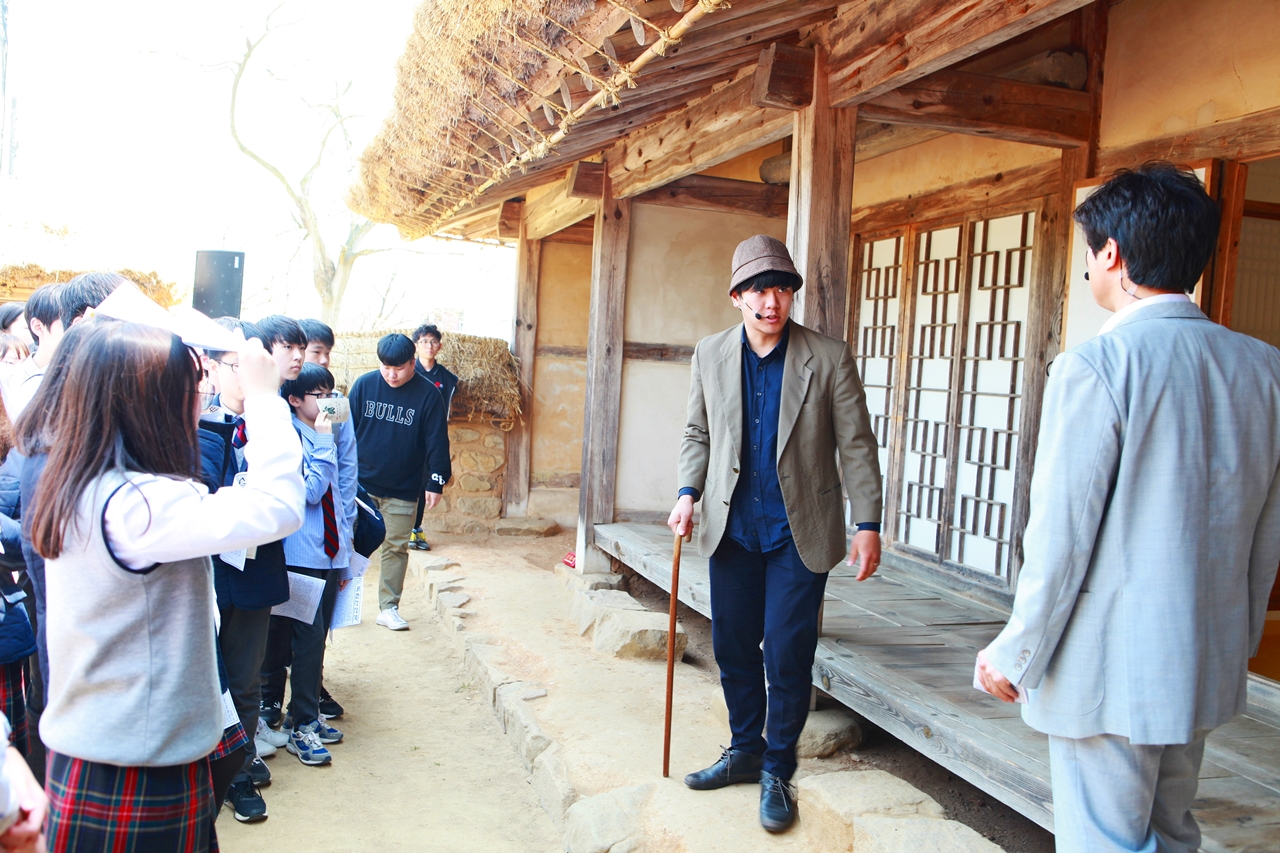 이종일선생 역사상황극 이종일선생 생가에서 진행된 이동형 역사체험극에서 원이중학교 학생들이 극단서산 배우들의 역사상황극을 집중해서 보고 있다. 