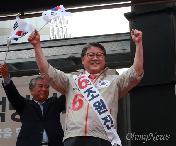 자유한국당 규탄유세 나선 조원진 후보 조원진 새누리당 의원이 대선 기간인 지난 5월 2일 자유한국당사 앞에서 바른정당에서 탈당한 탄핵찬성 의원들의 입당을 허용키로 한 자유한국당을 규탄하는 유세를 벌이고 있다.