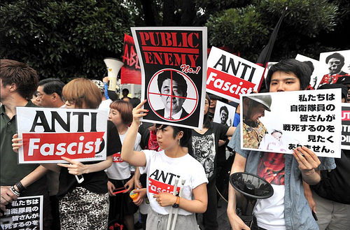 일본의 새로운 대학생 운동 SEALDs가 집회를 하고 있다.
 