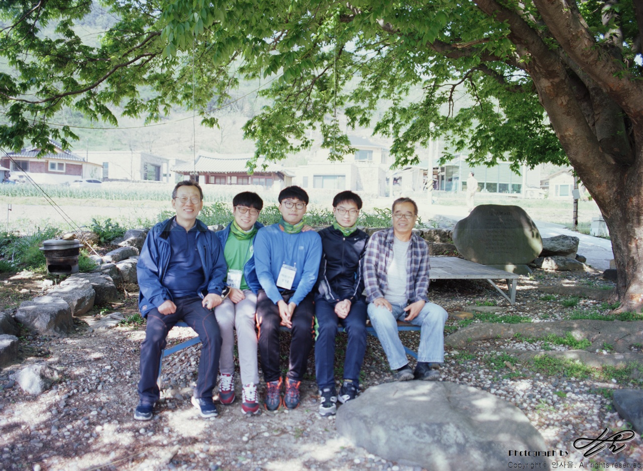 먼저 도착한 수석교사 선생님과 아이들이 마침 마을 어귀에 계시던 김용택 시인과 함께 사진을 찍고 있다.