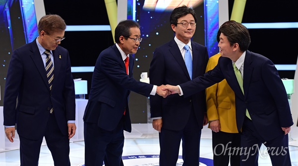 자유한국당 홍준표(왼쪽에서 두번째), 국민의당 안철수 대선후보가 2일 오후 서울 상암동 MBC 스튜디오에서 선거관리위원회 주최로 열린 마지막 TV토론에 앞서 악수하고 있다.