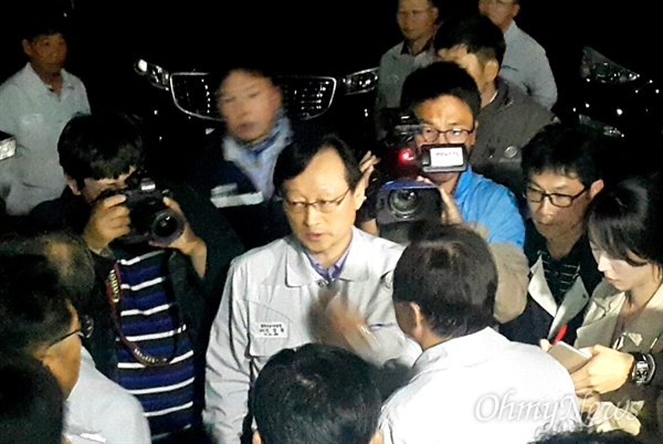 박대영 삼성중공업 사장이 2일 저녁 거제백병원 장례식장에 있는, 크레인 붕괴 참사 희생자 빈소를 찾았다가 조문 도중 항의를 받고 돌아갔다.