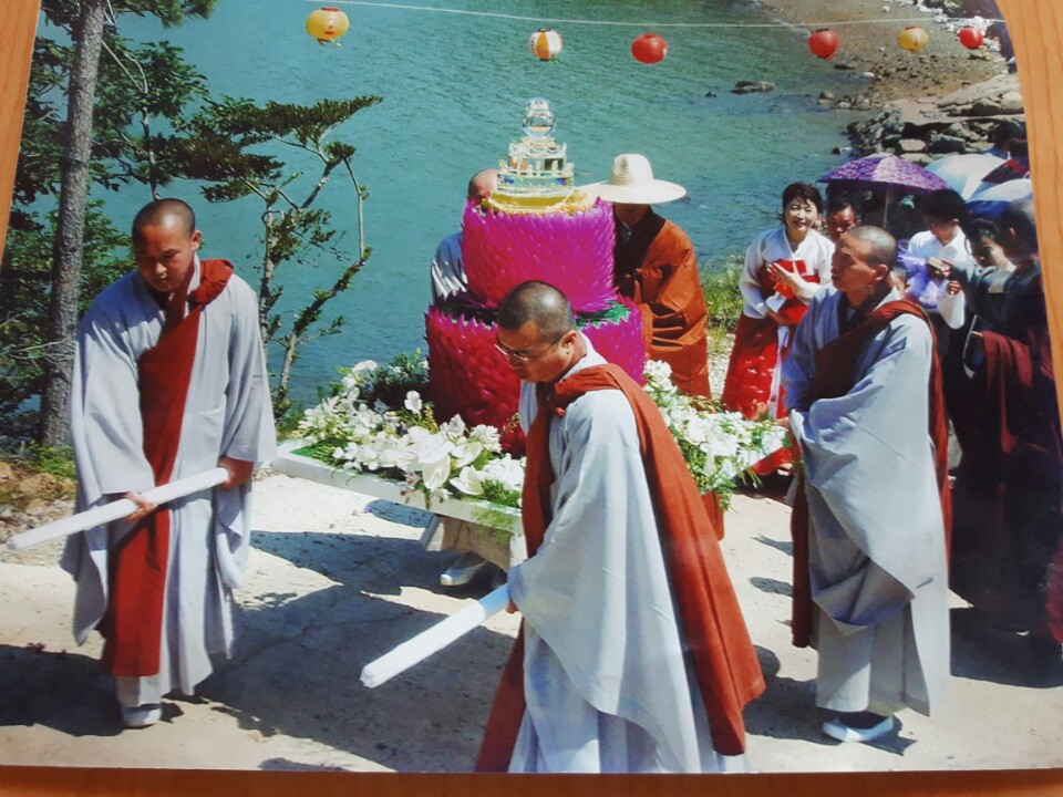2004년 5월 스리랑카에서 기증한 부처님 진신사리를 지장대사로 옮겨 봉안식을 올리고 있다