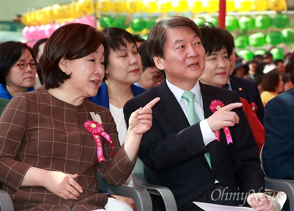 이야기 나누는 심상정-안철수 심상정 정의당 후보와 안철수 국민의당 후보가 3일 오전 종로구 조계사에서 '불기2561년 부처님 오신날 법요식'에서 이야기를 나누고 있다.