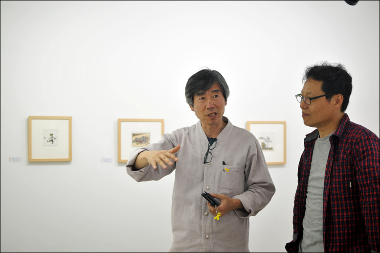 미룸갤러리에 전시된 작품에 대해 이야기 나누는 김환영 작가(왼쪽)과 김희정 관장(오른쪽)