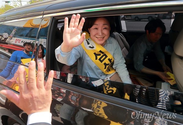 심상정 정의당 후보가 3일 오후 강원도 춘천시 중앙로 명동길에서 유세를 마치고 떠나며 시민들에게 손을 흔들고 있다.