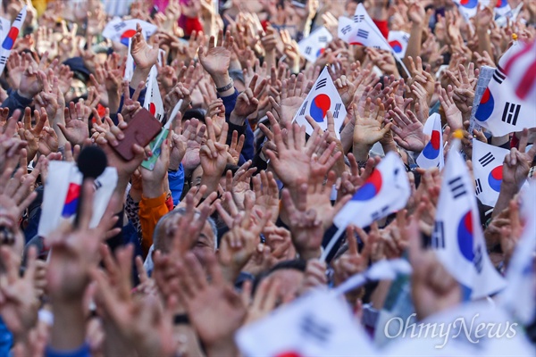 지난 5월 3일 오후 부산 중구 BIFF광장에서 열린 자유한국당 홍준표 후보 유세에서 지지자들이 환호를 하고 있다. 