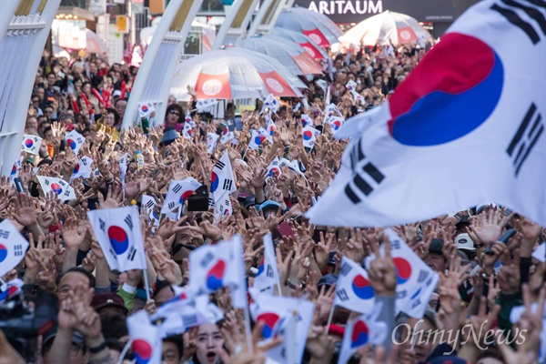  3일 오후 부산 중구 BIFF광장에서 열린 자유한국당 홍준표 후보 유세에서 지지자들이 환호를 하고 있다. 