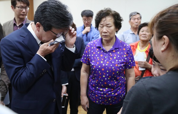 유승민 바른정당 대선후보가 1일 발생한 거제 조선소 크레인 전도사고로 사망한 박성우씨의 가족을 만나 이야기를 듣다가 눈물을 닦고 있다.