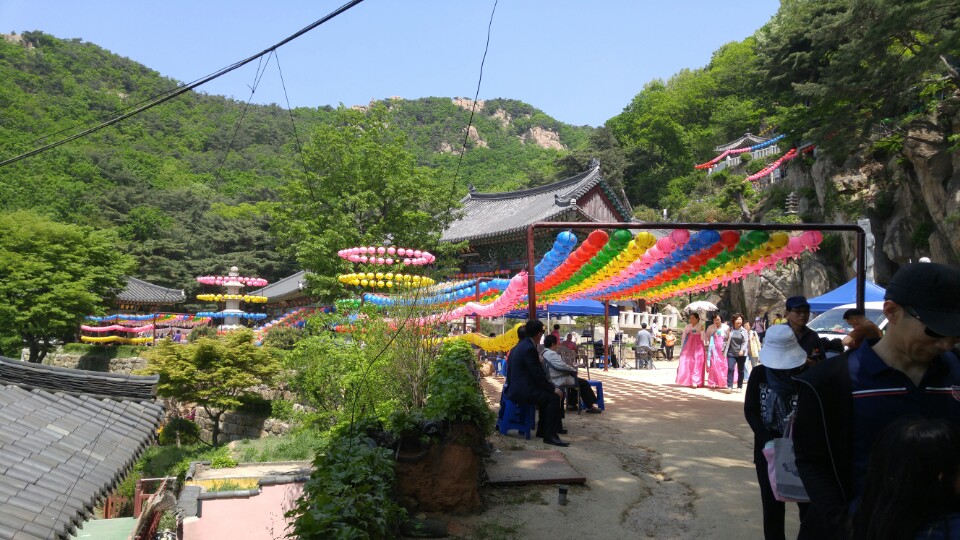 안양 삼성산 염불사의 초파일 정유년 초파일 염불사 풍경.연등탑이 이채롭다. 김영배 기자