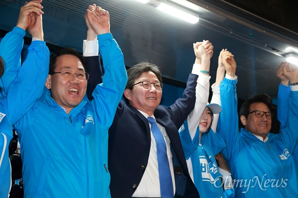 유승민 바른정당 의원이 지난 3일 오후 서울 강남역 부근에서 주호영 당대표 권한대행 겸 원내대표, 딸 유담, 정병국 공동선대위원장과 손을 맞잡아 들고 시민들에게 인사하고 있다.