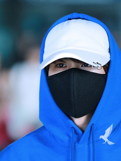 배우 박형식이 지난달 29일 싱가포르에서 열린 한국문화관광대전에 참석한 후 입국하고 있다.
