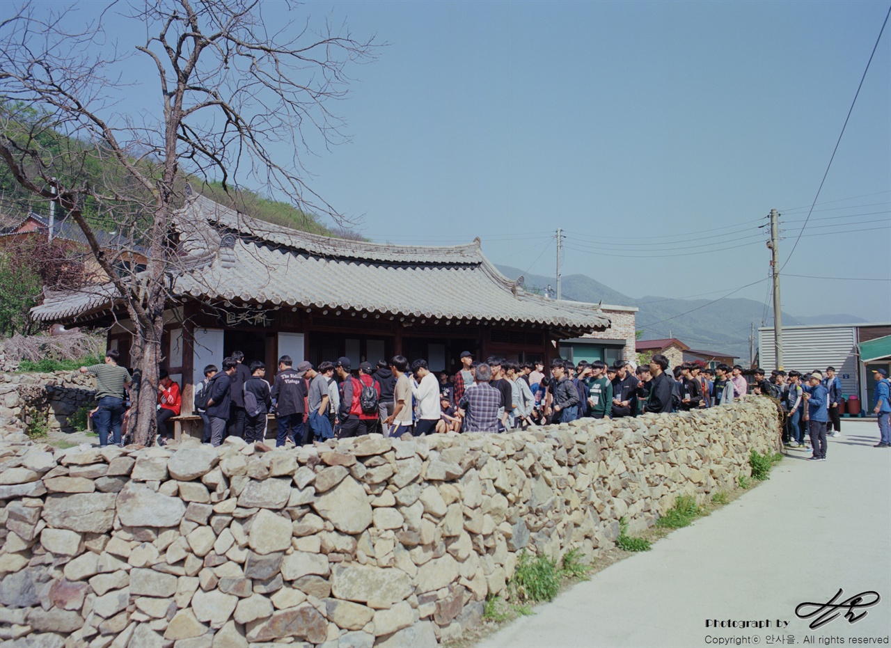 전세버스를 타고 진뫼마을에 막 도착한 아이들이 김용택 시인의 집으로 모여들고 있다.