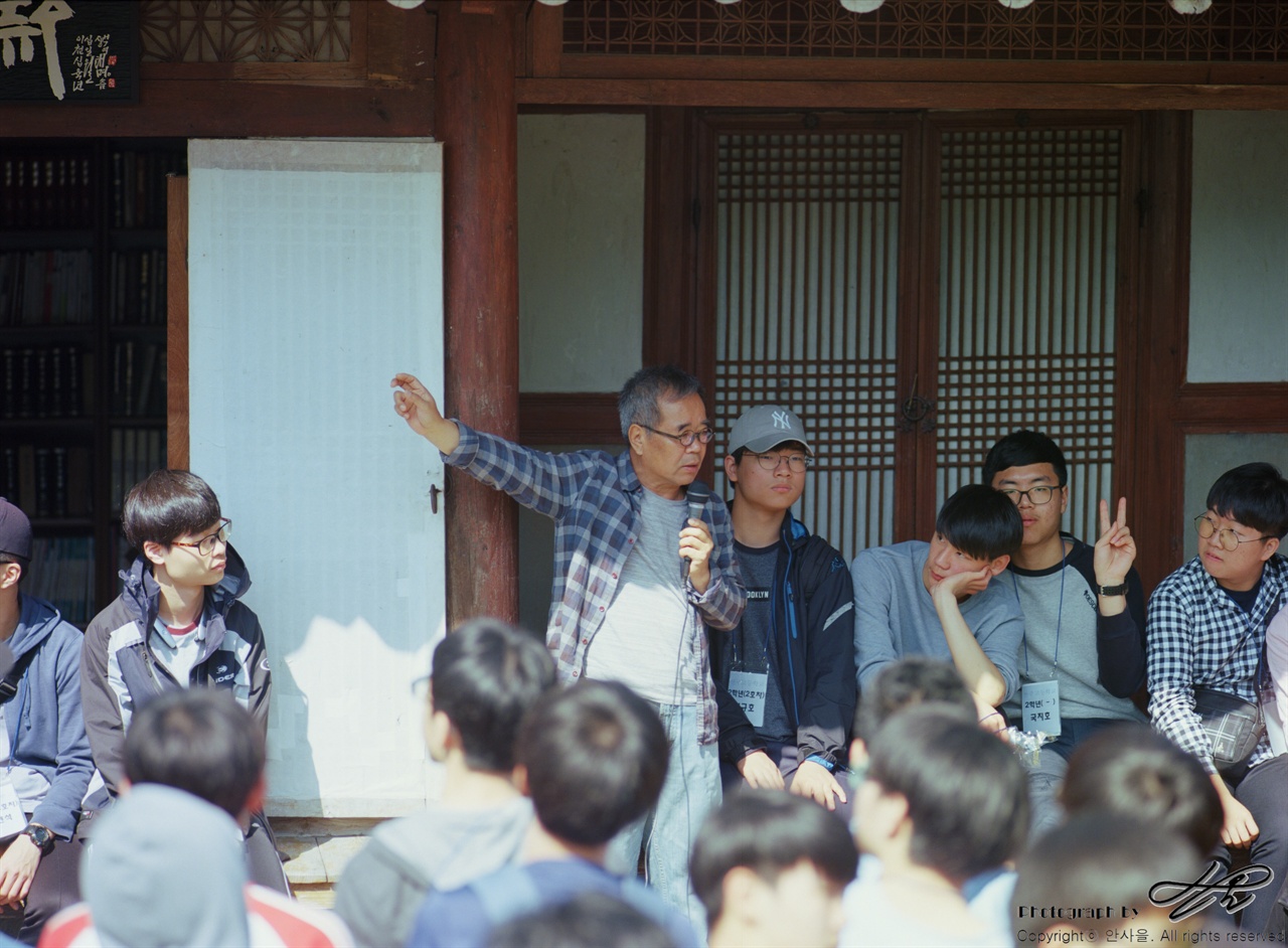 김용택시인이 아이들에게 진뫼마을의 유래에 대해 설명하고 있다.