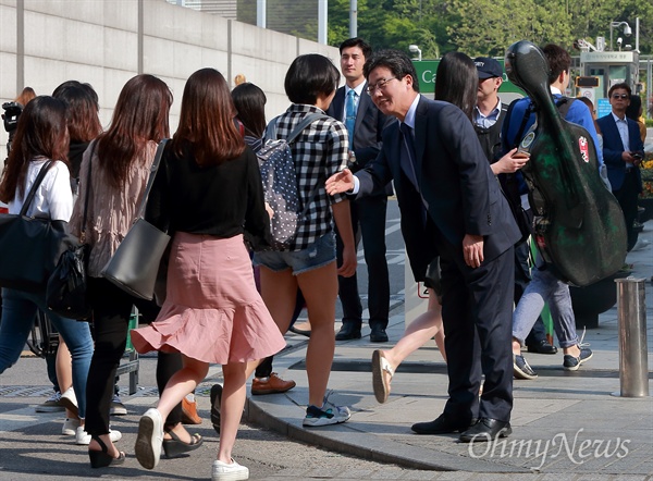 유승민 바른정당 후보가 4일 오전 서울 서대문구 이화여대 정문에서 학생과 교직원들에게 지지를 부탁하고 있다.