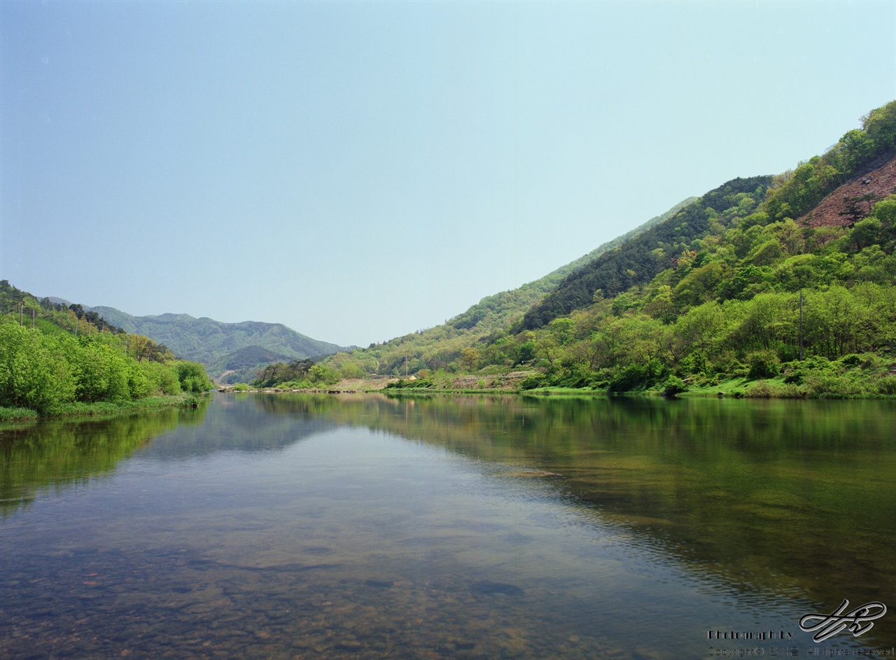 구담마을로 올라가기 직전, 강을 건너는 낮은 다리 위에서 바라본 섬진강의 모습.