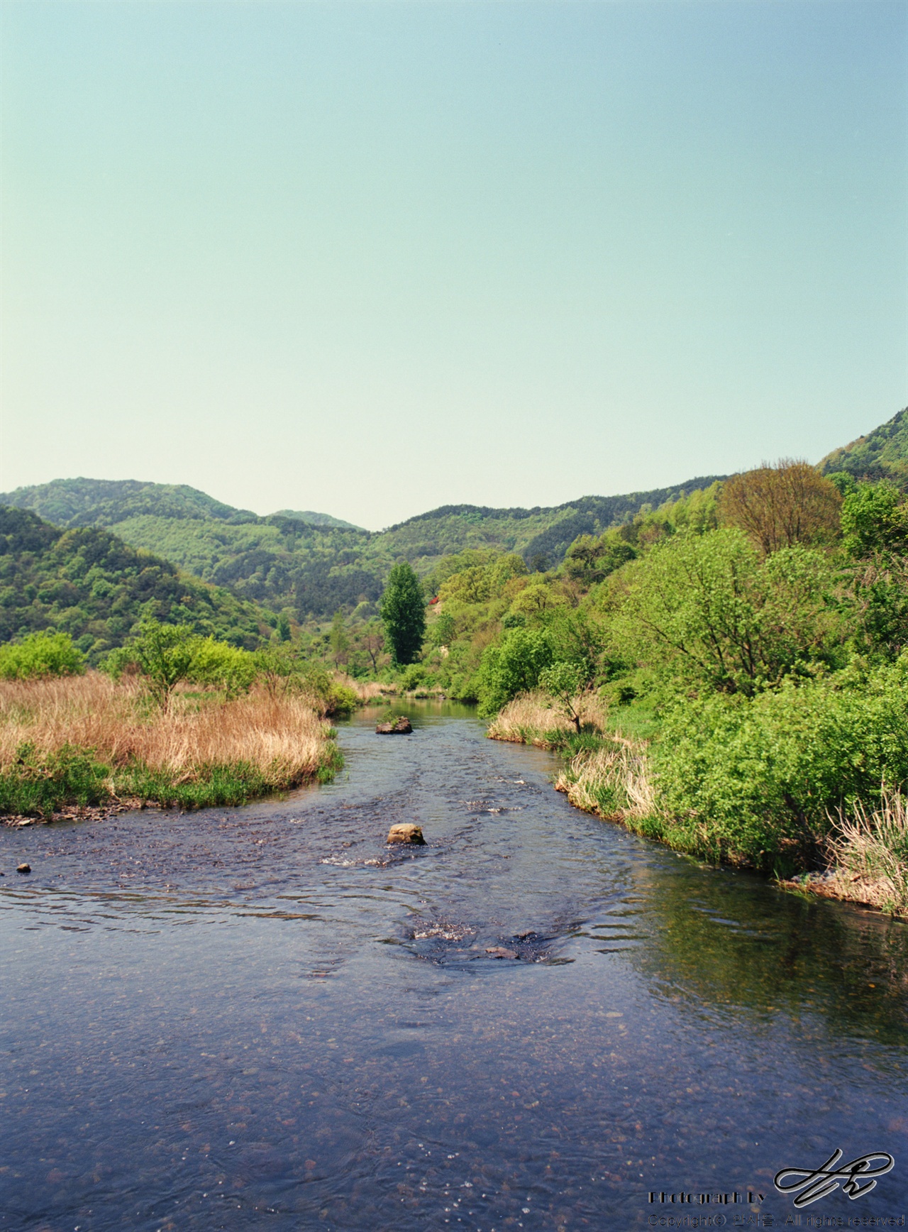 구담마을로 올라가기 직전, 강을 건너는 낮은 다리 위에서 바라본 섬진강의 모습. 위 사진에서 뒤를 돌면 보이는 풍경이다.