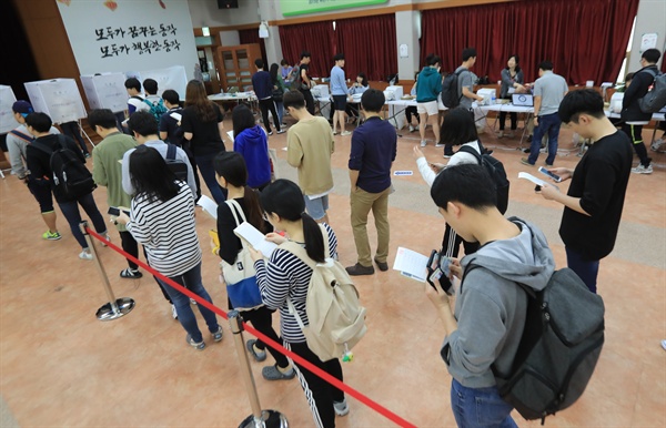 19대 대선 사전투표 첫날인 4일 오전 서울 동작구 노량진2동 사전투표소에서 유권자들이 투표를 위해 줄을 서 선택의 순간을 기다리고 있다. 
