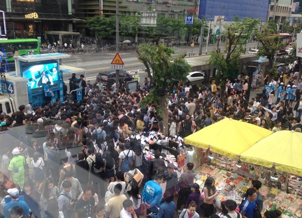 유승민 바른정당 대선후보가 4일 오후 2호선 홍대입구역 근처에서 유권자들을 만나 사진을 찍고 있다.
