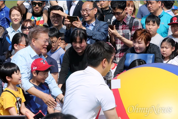 어린이날, '공 굴리는' 재미에 흠뻑  문재인 더불어민주당 대선후보가 어린이날인 5일 오전 국회 앞마당에서 열린 '너와 나, 우리는 친구!' 행사에 참석해 장애아 가족, 그리고 비장애아 가족들과 함께 공을 굴리고 있다.  