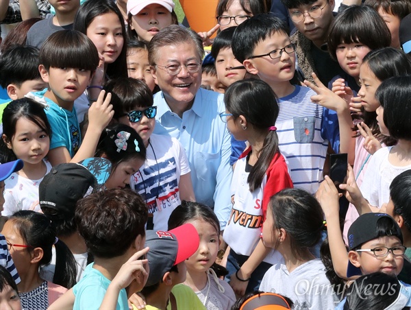 [오마이포토] '너와 나, 우리는 친구' 인증샷 남기는 문재인 