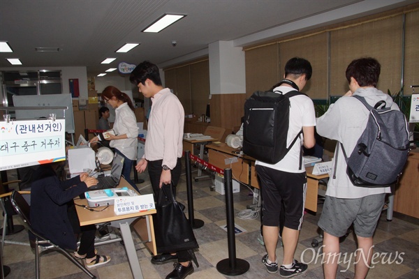 대구시 중구의 한 사전투표소에서 유권자들이 투표를 하기 위해 줄을 서 있다.