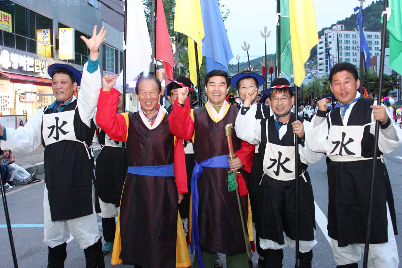 조선수군 장수로 참가한 남성채(가운데) 동장과 조선수군들의 모습 