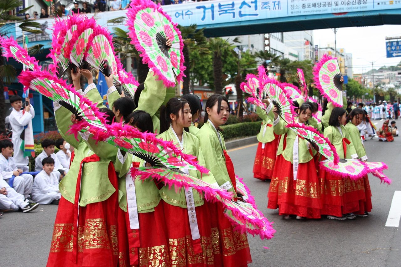 관광객들에게 부채춤으로 박수갈채를 받은 소호초등학교 학생들의 모습