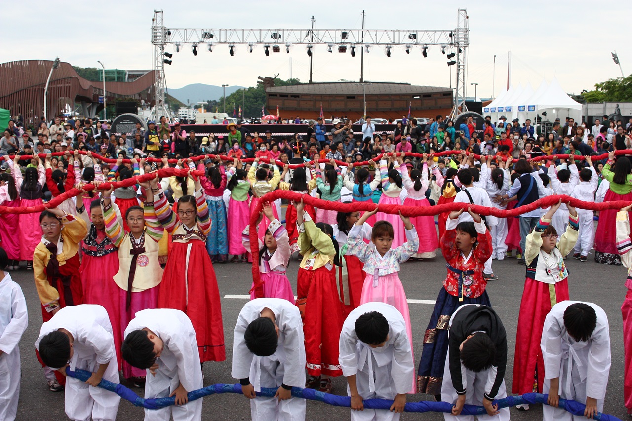강강수월래에 참가한 학생들의 모습