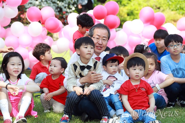 홍준표 자유한국당 후보가 어린이 날인 5일 오후 여의도 국회 헌정기념관앞 잔디밭에서 열린 자유한국당 당직자 가족 행사에 참석하고 있다. 