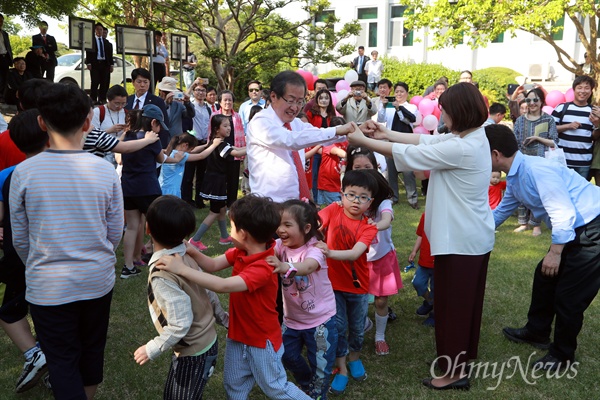 홍준표 자유한국당 후보가 어린이 날인 5일 오후 여의도 국회 헌정기념관앞 잔디밭에서 열린 자유한국당 당직자 가족 행사에 참석하고 있다. 