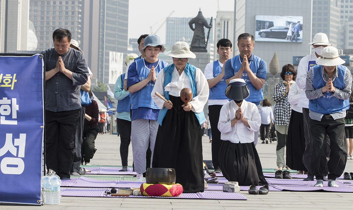 지난 3일 오후 원불교 교무들과 성도들, 시민들은 주한 미 대사관이 보이는 서울 광화문 세종대왕상 앞에서 평화기원 100배 기도를 드렸다. 이들은 매일 기도를 이어나갈 계획이다. 