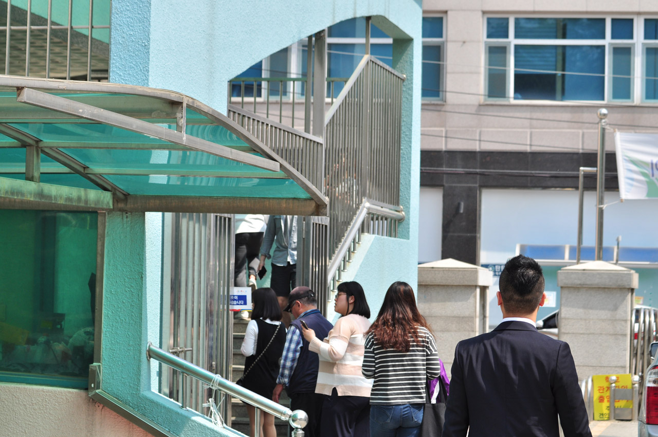 5일 오후 경안동 사전 투표소(광주초등학교 1층 체육관)에 투표를 하기위해 줄이 길게 늘어진 모습