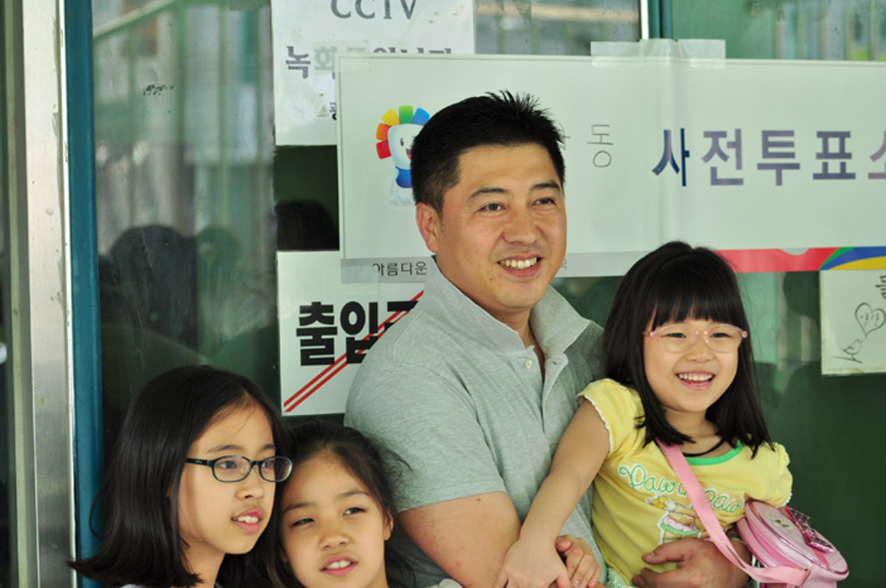 5일 오후 경안동 사전 투표소(광주초등학교 1층 체육관)에서 투표를 마친 후 인증샷을 찍고 있는 가족들