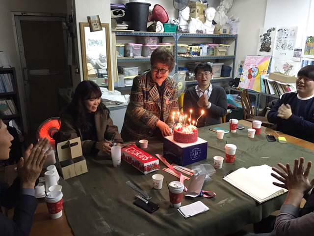 <산울림학교> 김아영 교장선생님 <산울림학교> 김아영 교장선생님은 청년들을 만나며, 
교육에 본질을 회복해 가는 동료들을 모으고, 격려해 왔다.  
선생님들은 대개 김아영 선생님의 '그림방'에 모여 회의를 한다. 
십 수 년 이들과 묵묵히 이들과 함께 하며 즐겁게 이 길을 걸어왔다.  
