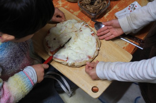 곁님이 집에서 피자를 구우면, 두 아이는 서로서로 칼을 손에 쥐고 천천히 썹니다.