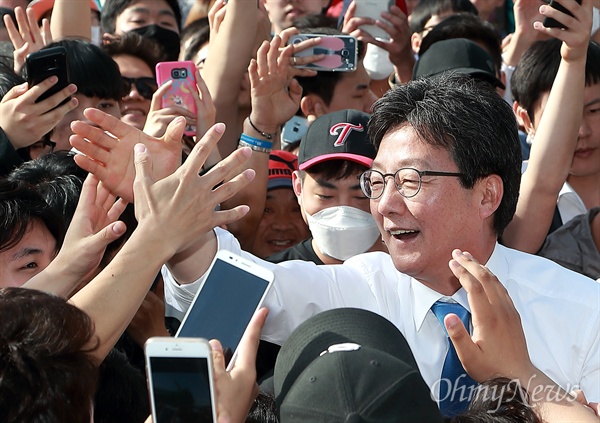유승민 바른정당 후보가 6일 오후 서울 잠실야구장앞에서 야구팬들을 만나며 지지를 부탁하고 있다.