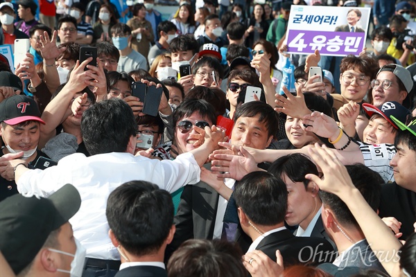 야구팬들에게 지지 호소하는 유승민 후보 유승민 바른정당 후보가 6일 오후 서울 잠실야구장앞에서 유세를 하고 있다.