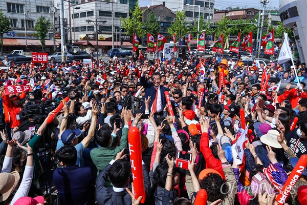 자유한국당 홍준표 후보가 경기도 안산 상록구 상록수 체육관 앞에서 유세를 펼치고 있다. 
