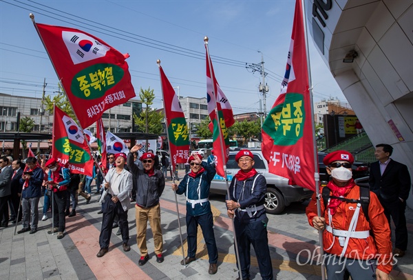 경기도 안산 상록구 상록수 체육관 앞 자유한국당 홍준표 후보 유세에서 일부 지지자들이 ‘종북척결’ 깃발을 들고 있다. 
